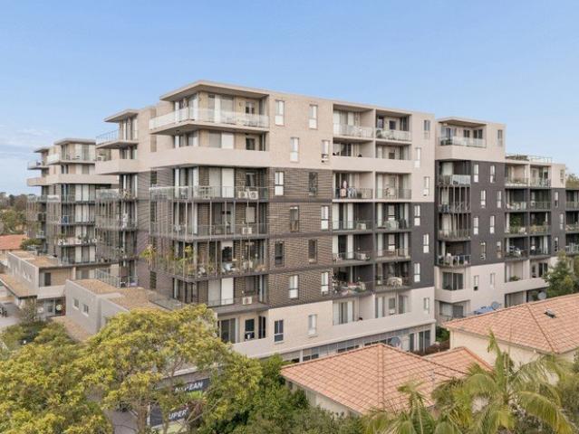 Spacious Modern Living set footsteps from Nepean Hospital