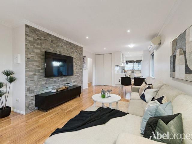 Spacious, Modern & Move In Ready Villa in Prime Lifestyle Location!