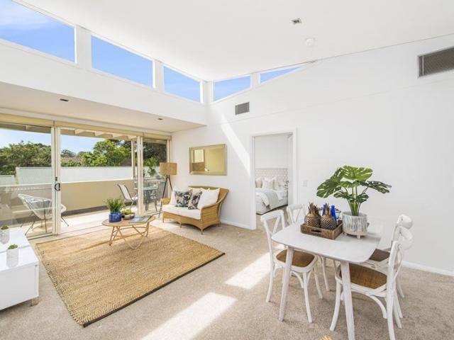 Spacious, modern north facing apartment with lift access, pool and a quiet setting
