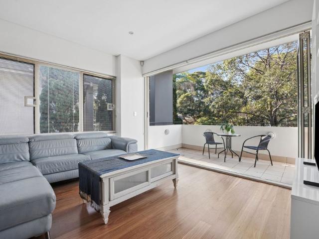 Spacious & Modern Split Level Apartment