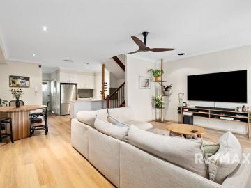 Spacious, Modern Townhome in Prime Yeronga Location