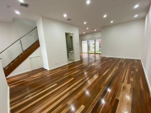 SPACIOUS MODERN TOWNHOUSE – OPPOSITE PARK