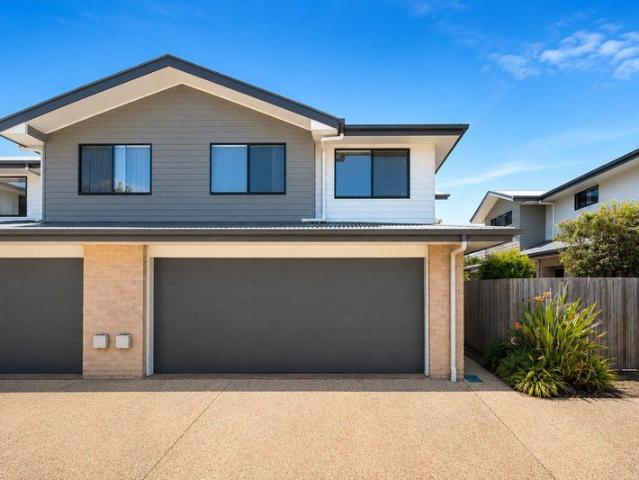 Spacious, Modern Townhouse in a Prime Centenary Heights Location