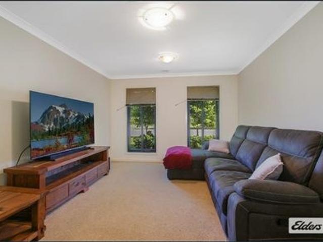 Spacious & Modern Townhouse in Central Howlong