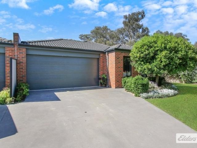 Spacious & Modern Townhouse in Central Howlong