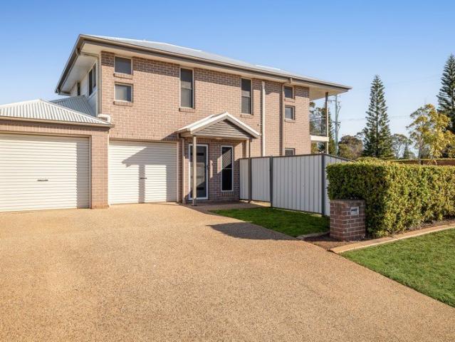 Spacious Modern Townhouse in Prime Kearneys Spring Location