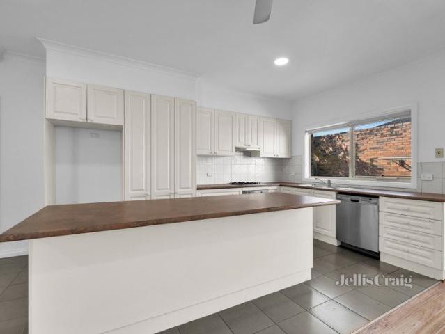 Spacious Modern Townhouse Lawns and Weeding Included in Lease