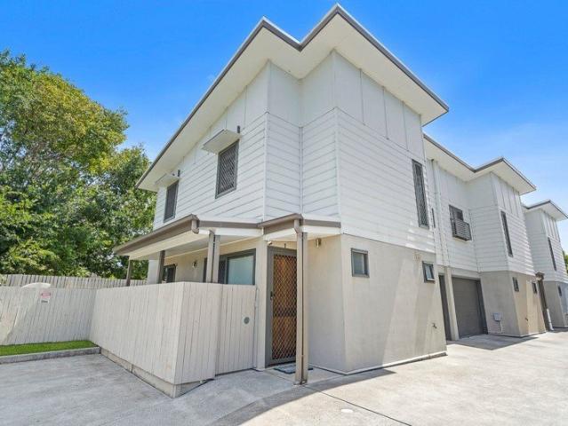Spacious Modern Townhouse with Air Cons and Large Private Courtyard