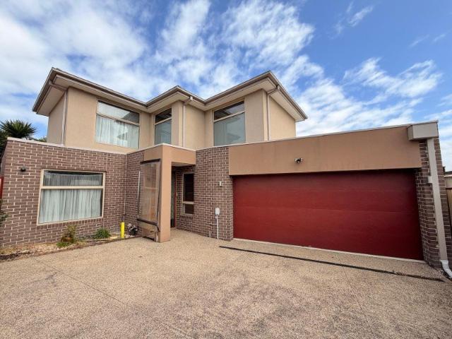 SPACIOUS MODERN TOWNHOUSE WITH FOUR BEDROOMS AND THREE BATHROOMS!