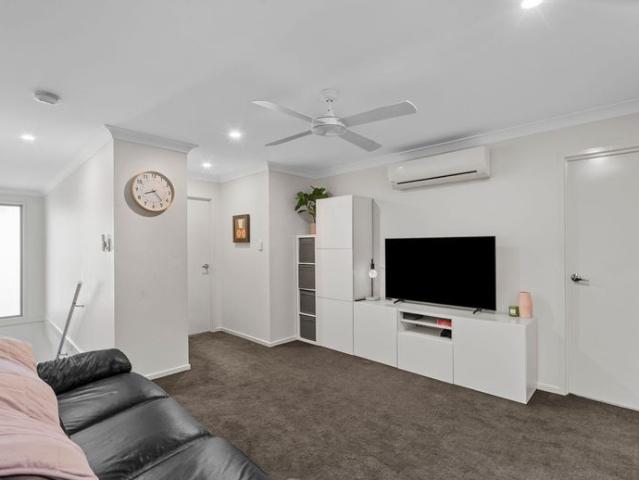 Spacious Modern Townhouse with Pool Access