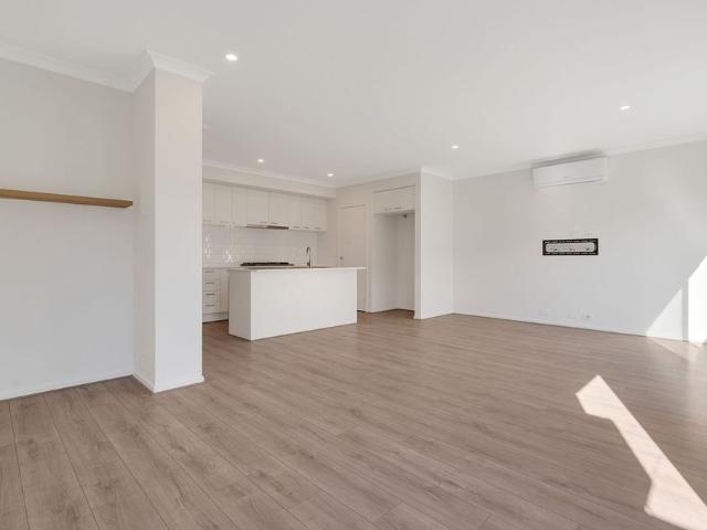 Spacious & Modern Townhouse!