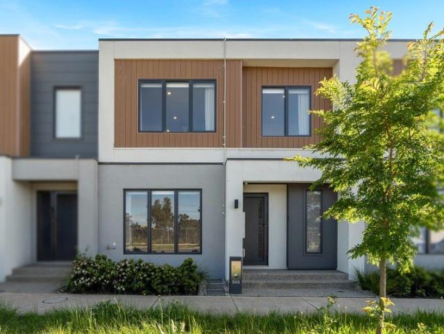 Spacious & Modern Townhouse!