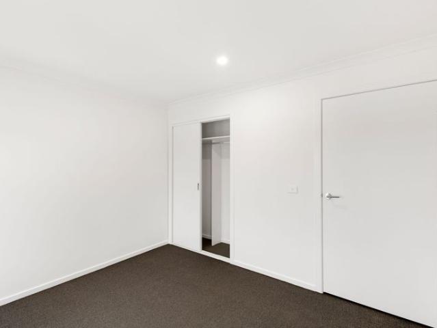 SPACIOUS & MODERN TOWNHOUSE!