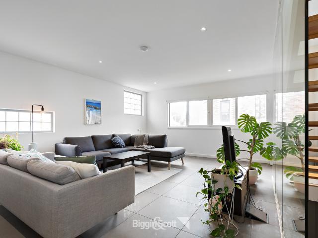 SPACIOUS & MODERN THREE BEDROOM HOME IN GREAT LOCATION!