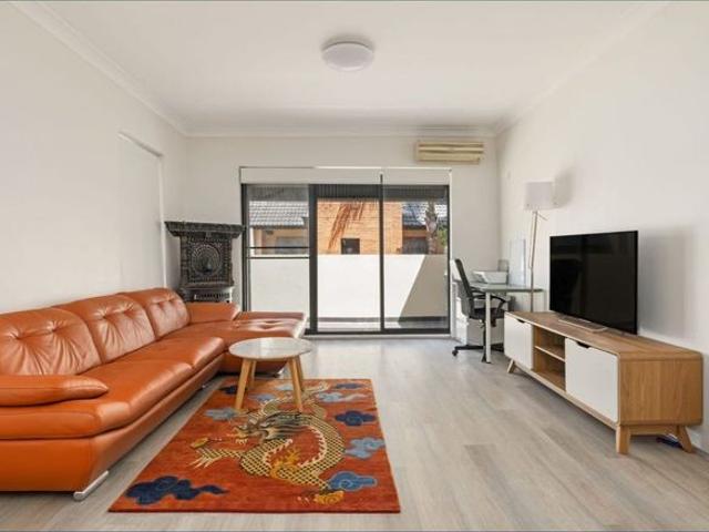 Spacious & Modern Two Bedroom Apartment in Prime Homebush West Location