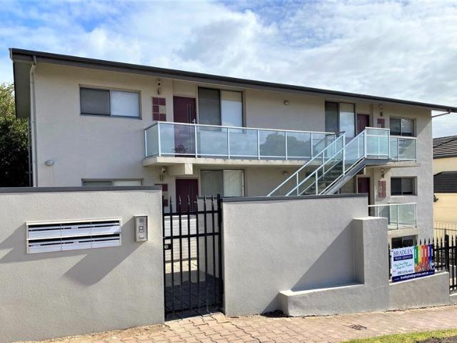 SPACIOUS & MODERN UNIT 100m FROM THE BEACH!