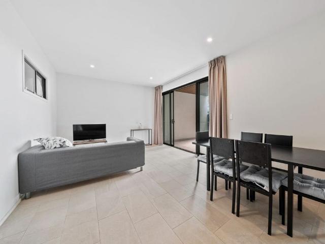 Spacious & Modern Unit – Steps to Indooroopilly Shops, Cafés & Transport