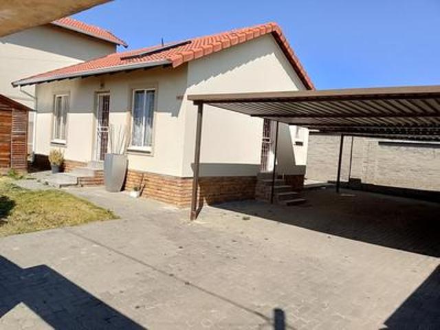 spacious free standing 2 bed 1.5 bat.