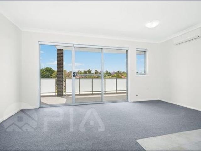 Spacious Near New One Bedroom Apartment For Lease!