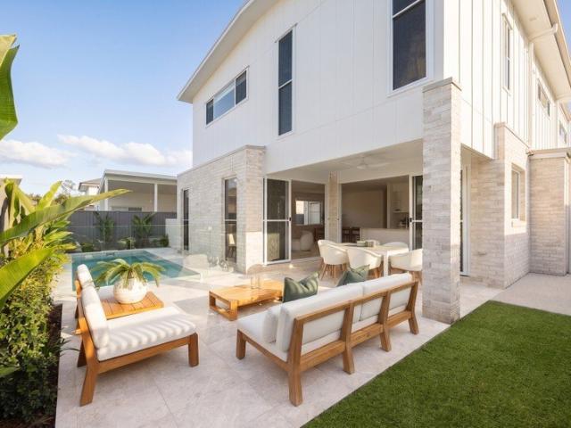Spacious New Home, Contemporary Style and Iconic View!