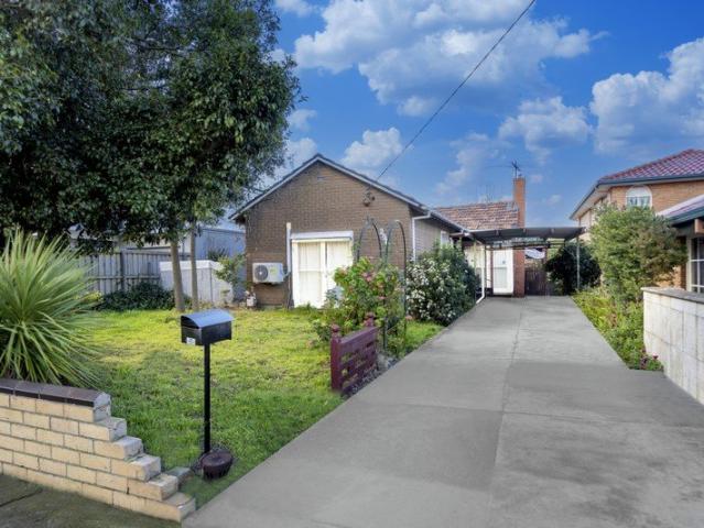 Spacious Newport Home Walk to Station, Cafes & Waterfront