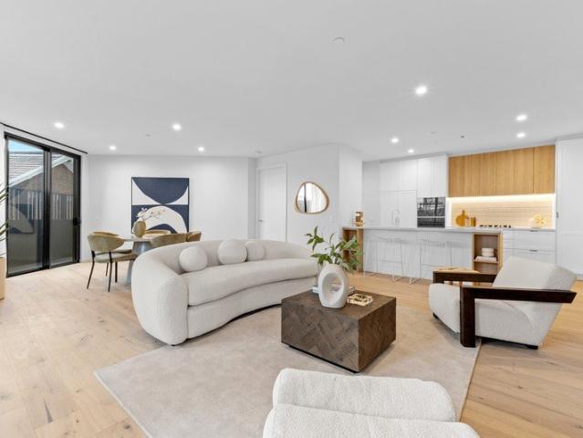Spacious North West Facing 3 Bedroom Apartment in the Heart of Elsternwick