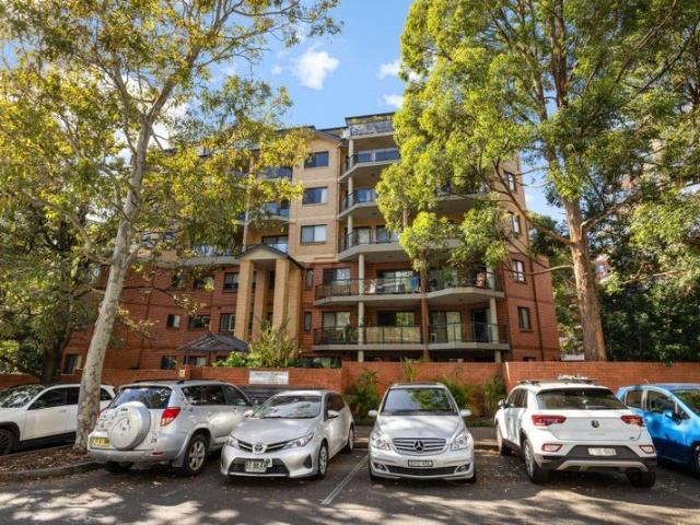 Spacious North East Facing 3 Bedroom Apartment