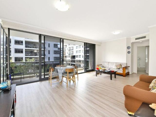 Spacious North Facing Apartment in Convenient Location