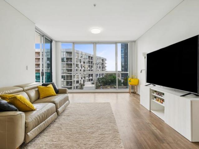 Spacious North Facing Apartment in the Heart of Discovery Point
