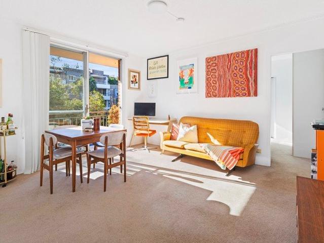 Spacious North Facing Apartment, Walk to the Beaches, Village & City Buses