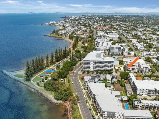 Spacious North Facing Apartment 250m to Scarborough Beach/Village