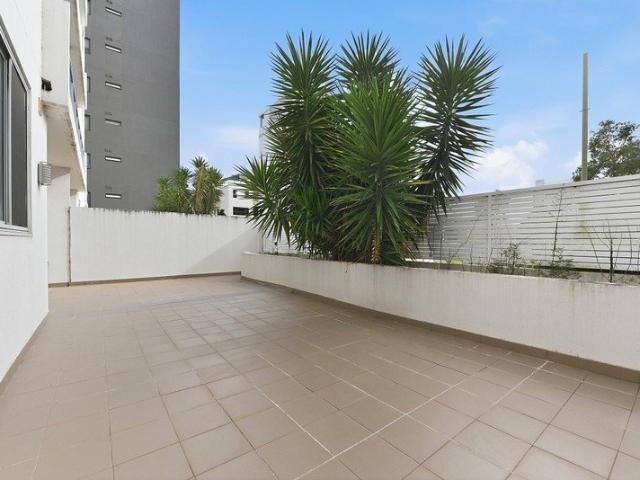 Spacious North Facing Ground Floor Apartment with Huge Courtyard
