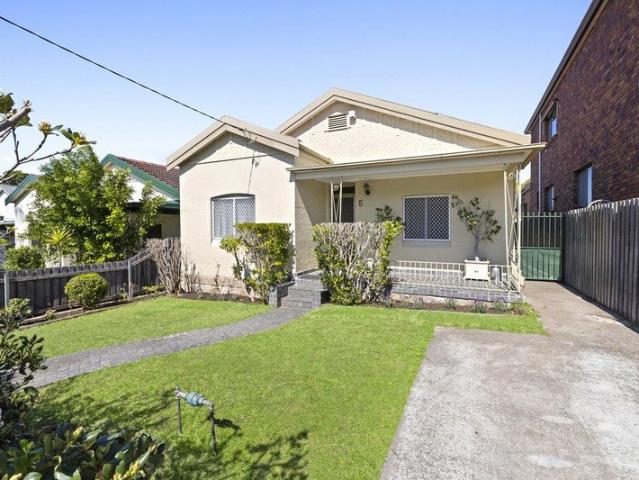 Spacious North Facing Freestanding Home with Modern Comfort & Superb Outdoor Living