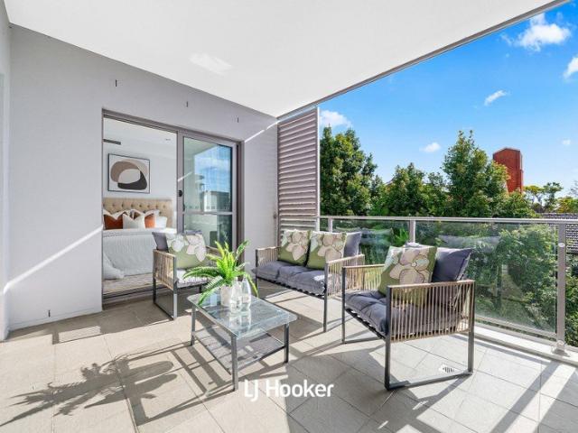 Spacious North Facing Full Brick Apartment Walk to Station & Ravenswood
