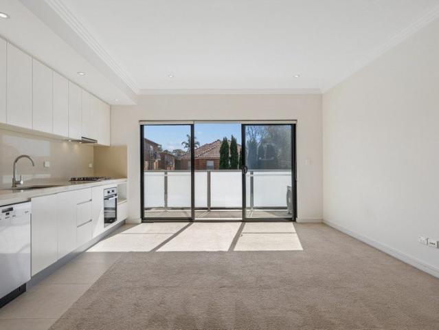 Spacious North Facing Top Floor Apartment with Lifestyle Convenience