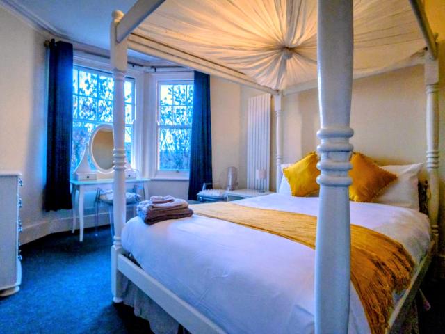 Spacious one bed apartment with the use of 100ft garden