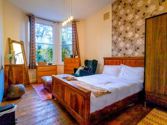 Spacious one bed apartment with the use of 100ft garden