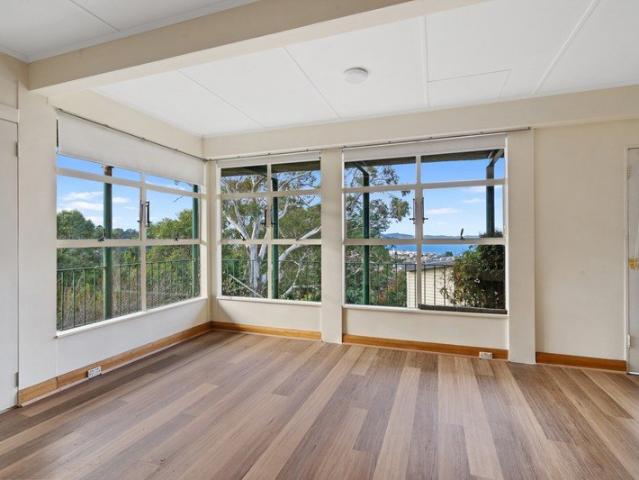 Spacious One Bedroom Unit In South Hobart
