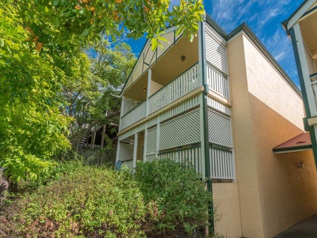 SPACIOUS ONE BEDROOM UNIT IN THE HEART OF PADDINGTON