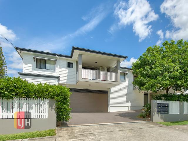 SPACIOUS ONE BEDROOM UNIT WITH COURTYARD!