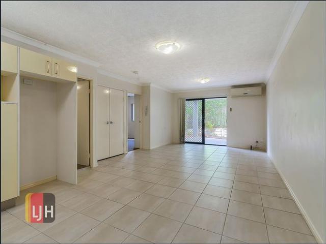 SPACIOUS ONE BEDROOM UNIT WITH COURTYARD!