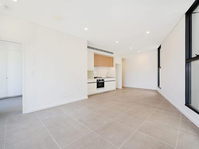 SPACIOUS ONE BEDROOM WITH OPEN PLAN LIVING
