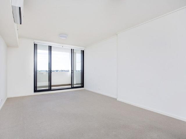 Spacious One Bedroom With Parking In Prime Location