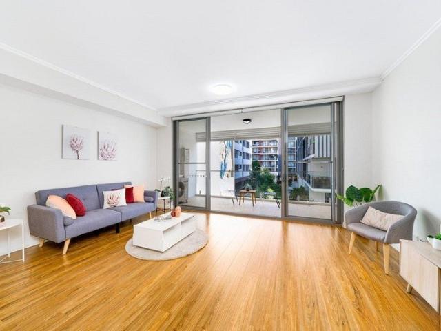 Spacious One bedroom Apartment Featuring Oversized Study Room
