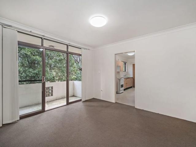 Spacious One Bedroom Apartment in Convenient Location