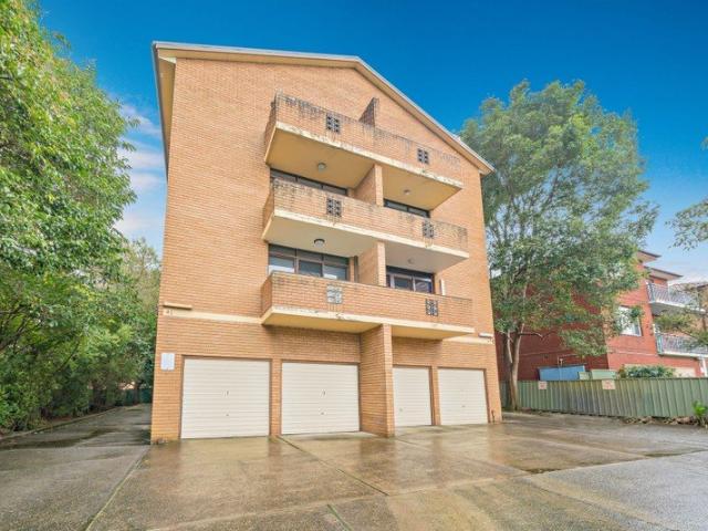 Spacious One Bedroom Apartment in Convenient Location