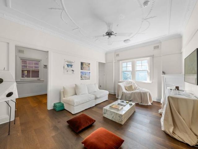 Spacious One Bedroom Apartment in an Idyllic Potts Point Location