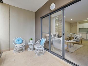 Spacious One Bedroom Apartment in Sought After Deakin Location