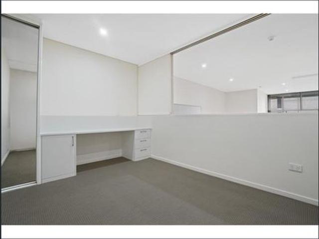 Spacious One Bedroom Apartment in Sought After Rhodes House