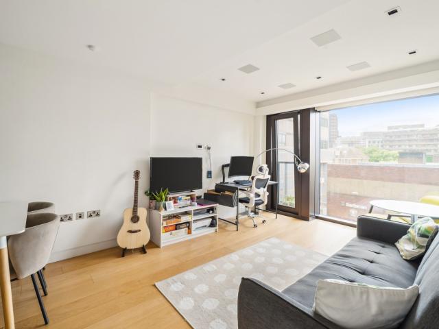 Spacious One Bedroom Apartment in Roman House with Concierge and Excellent Transport Links